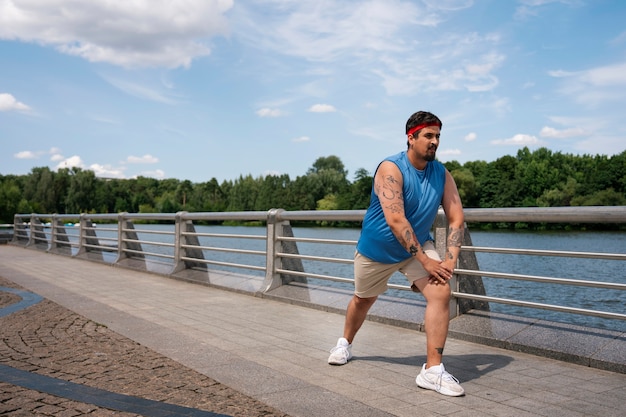 Foto gratuita hombre de tiro completo haciendo ejercicio al aire libre