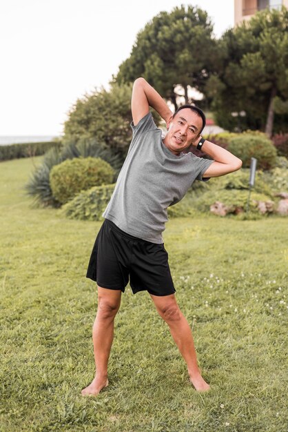 Hombre de tiro completo haciendo ejercicio en la naturaleza