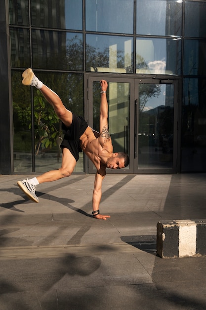 Hombre de tiro completo haciendo entrenamiento de parkour