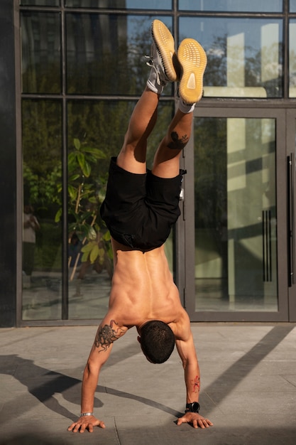 Hombre de tiro completo haciendo entrenamiento de parkour