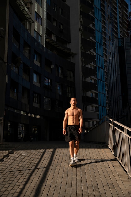 Foto gratuita hombre de tiro completo haciendo entrenamiento de parkour