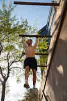 Foto gratuita hombre de tiro completo haciendo entrenamiento de parkour