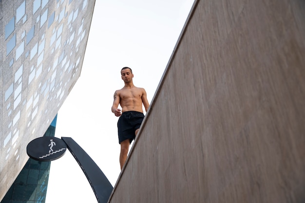 Foto gratuita hombre de tiro completo haciendo entrenamiento de parkour