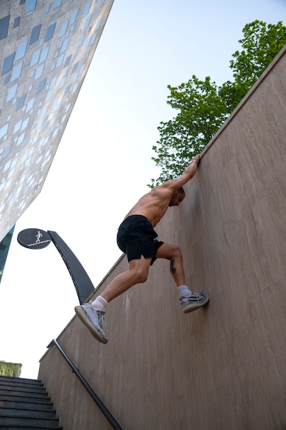 Foto gratuita hombre de tiro completo haciendo entrenamiento de parkour