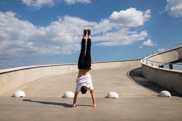 Hombre de tiro completo haciendo entrenamiento de parkour