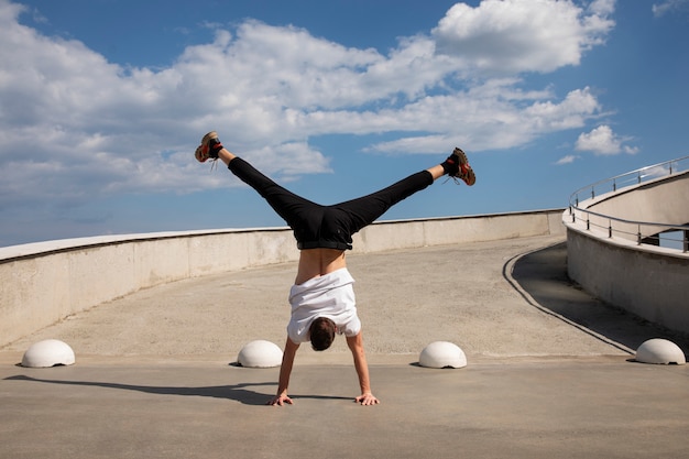 Hombre de tiro completo haciendo entrenamiento de parkour