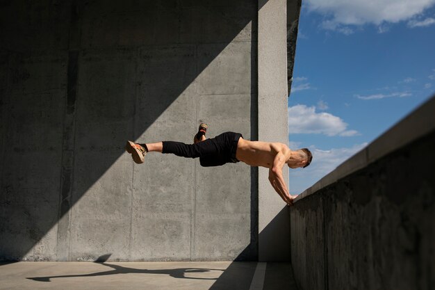 Foto gratuita hombre de tiro completo haciendo entrenamiento de parkour