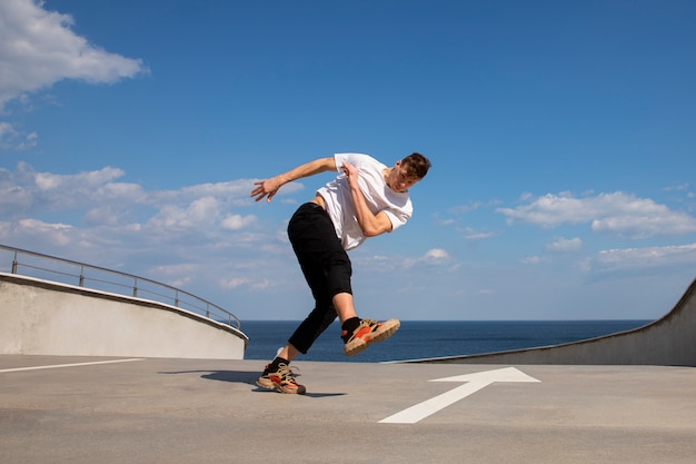 Hombre de tiro completo haciendo entrenamiento de parkour