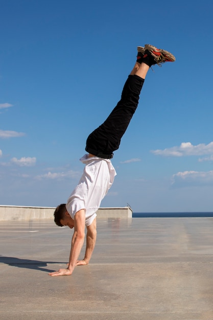 Foto gratuita hombre de tiro completo haciendo entrenamiento de parkour