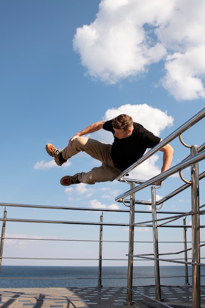 Foto gratuita hombre de tiro completo haciendo entrenamiento de parkour