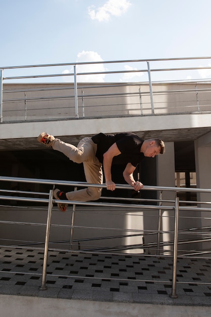 Foto gratuita hombre de tiro completo haciendo entrenamiento de parkour