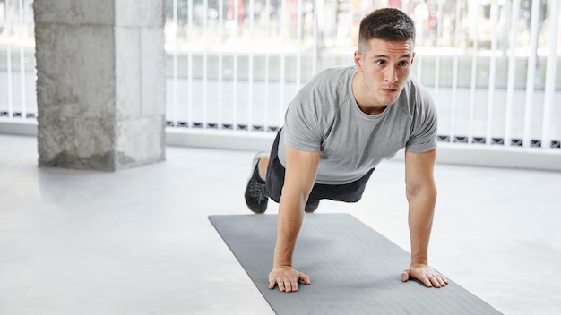 Hombre de tiro completo haciendo flexiones