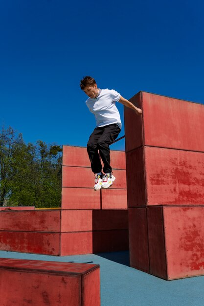 Hombre de tiro completo haciendo parkour