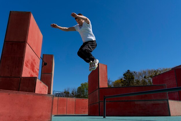 Hombre de tiro completo haciendo parkour