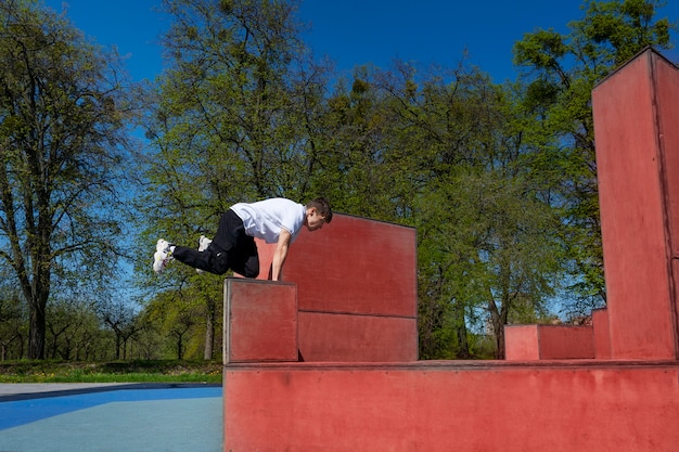 Foto gratuita hombre de tiro completo haciendo parkour