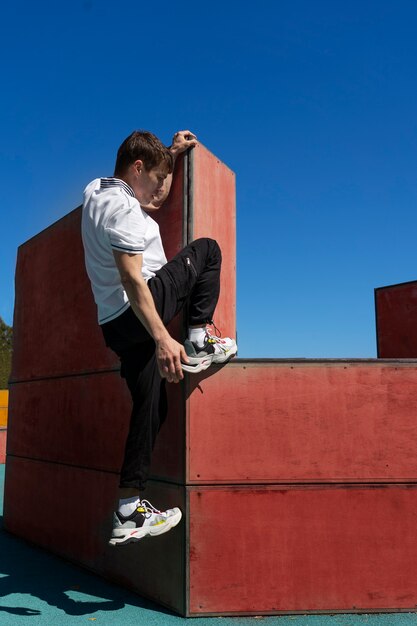 Hombre de tiro completo haciendo parkour