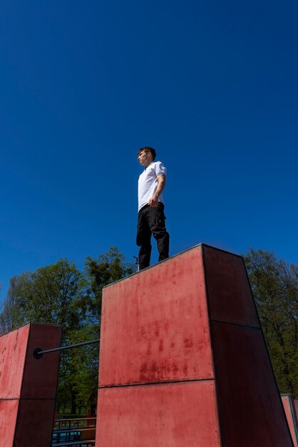 Hombre de tiro completo haciendo parkour