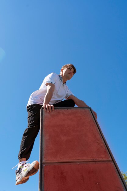 Hombre de tiro completo haciendo parkour