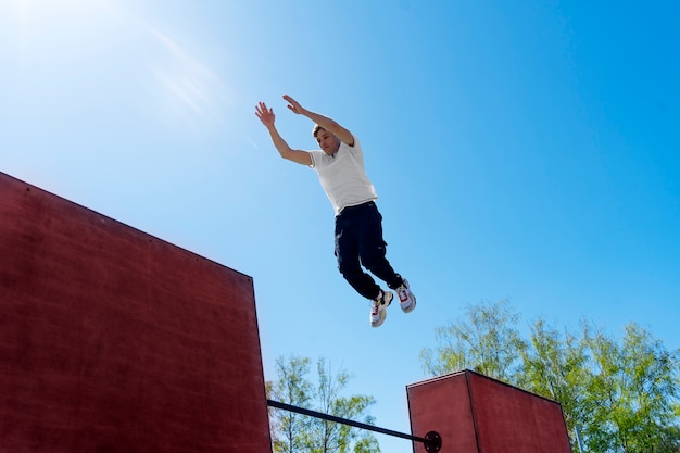 Hombre de tiro completo haciendo parkour