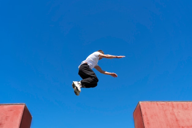 Hombre de tiro completo haciendo parkour