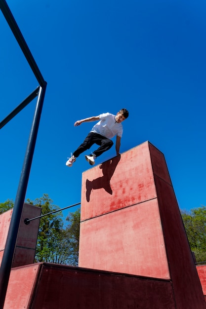 Foto gratuita hombre de tiro completo haciendo parkour