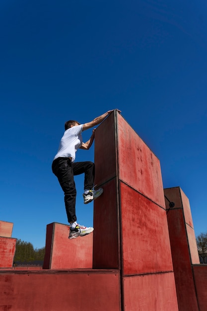 Hombre de tiro completo haciendo parkour