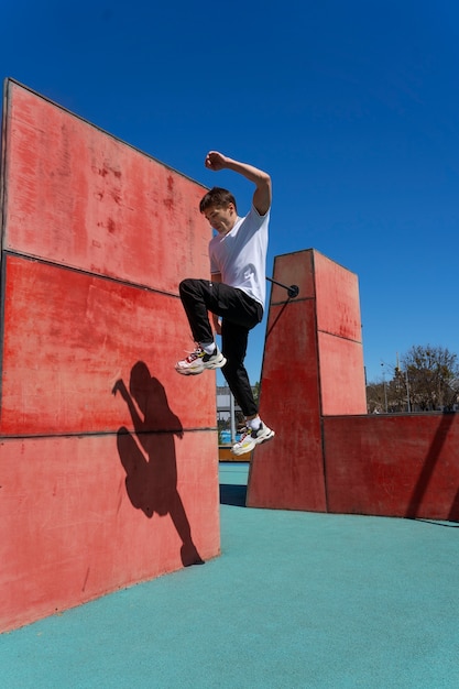 Hombre de tiro completo haciendo parkour