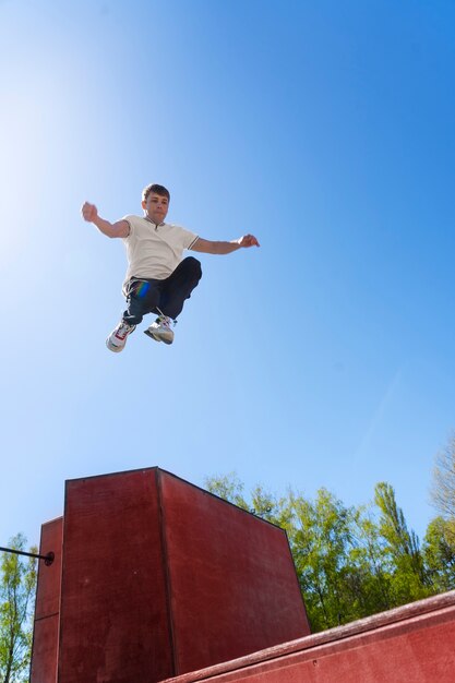 Hombre de tiro completo haciendo parkour