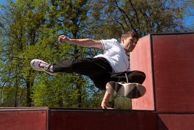 Hombre de tiro completo haciendo parkour