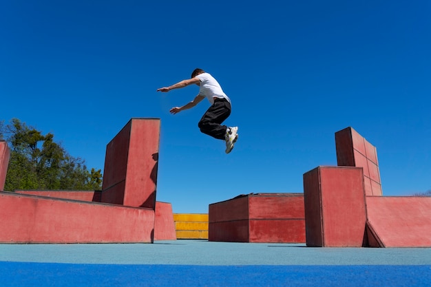 Hombre de tiro completo haciendo parkour