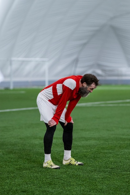 Hombre de tiro completo jugando al fútbol