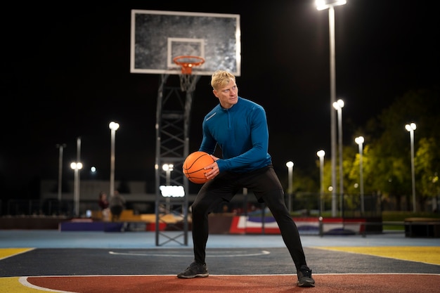 Hombre de tiro completo jugando baloncesto