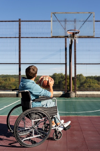 Foto gratuita hombre de tiro completo jugando baloncesto