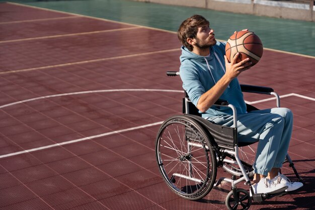 Foto gratuita hombre de tiro completo jugando baloncesto