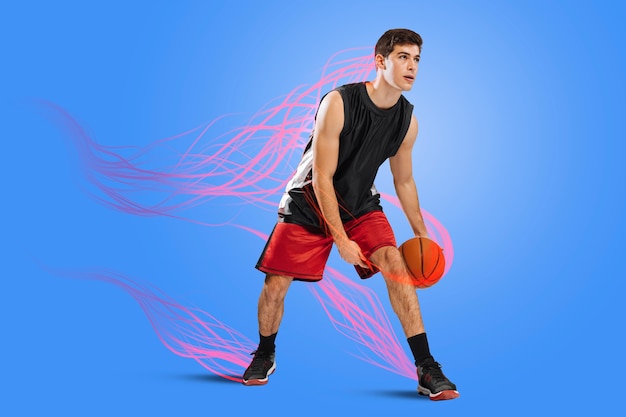 Foto gratuita hombre de tiro completo jugando baloncesto