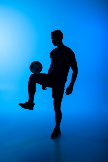 Foto gratuita hombre de tiro completo jugando con pelota