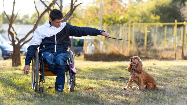 Hombre de tiro completo jugando con perro