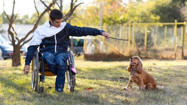 Hombre de tiro completo jugando con perro