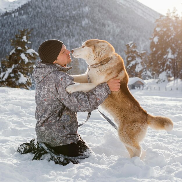 Hombre de tiro completo jugando con perro