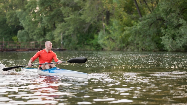 Foto gratuita hombre de tiro completo en kayak