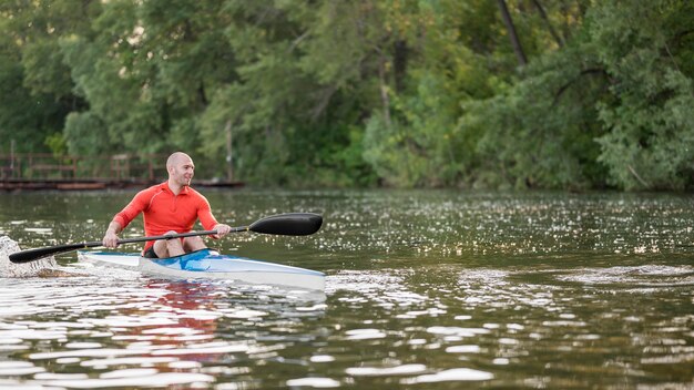 Hombre de tiro completo en kayak