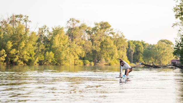 Hombre de tiro completo en kayak