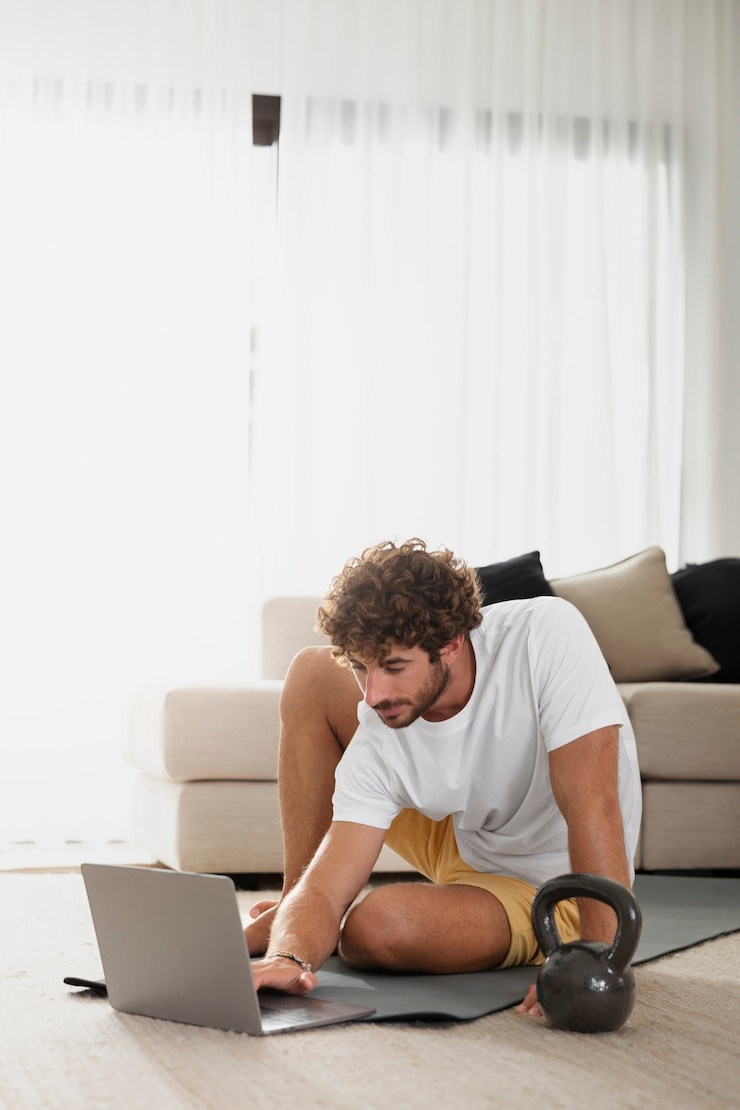 Foto gratuito hombre de tiro completo con laptop
