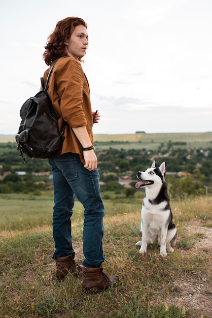 Hombre de tiro completo y lindo husky