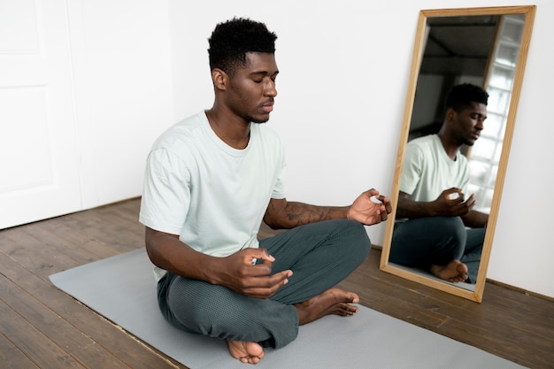 Hombre de tiro completo meditando