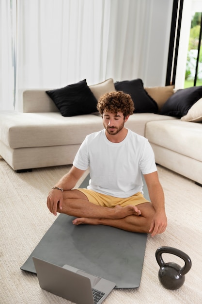 Hombre de tiro completo meditando