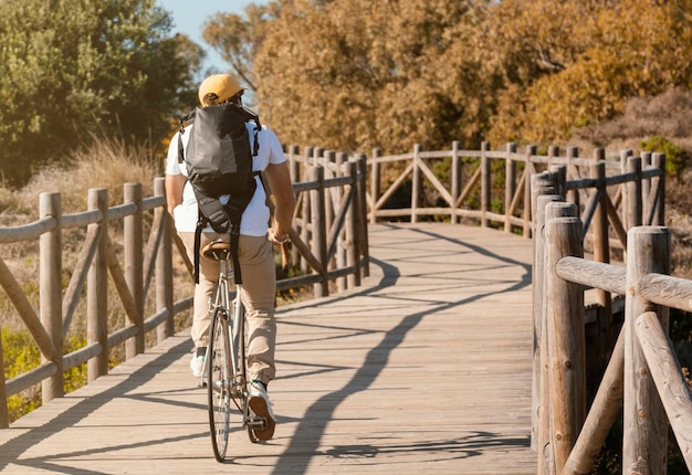 Hombre de tiro completo montando bicicleta