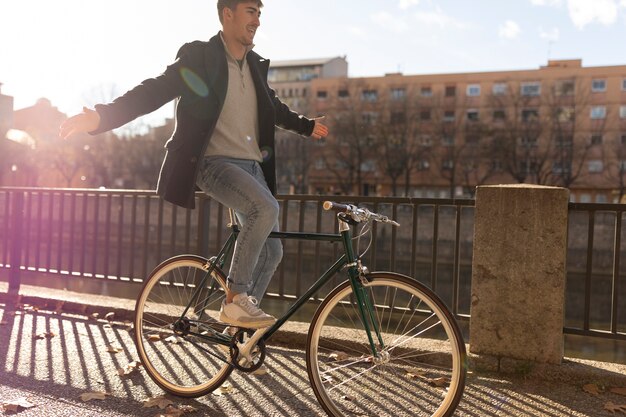 Hombre de tiro completo montando bicicleta