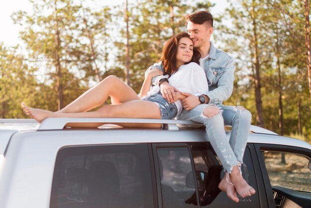 Hombre de tiro completo con mujer en coche