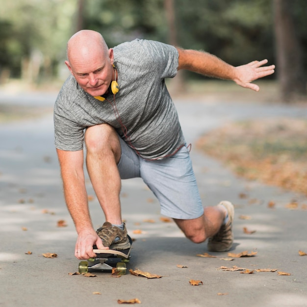 Hombre de tiro completo en patineta